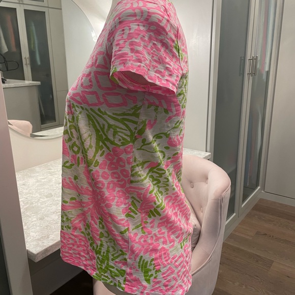 Lilly Pulitzer lightweight V neck Tee - Picture 4 of 8